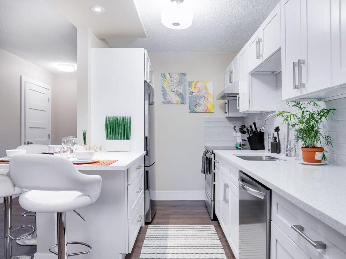Gorgeous 2Br Condo W Parking Patio Coffee! Calgary Ngoại thất bức ảnh