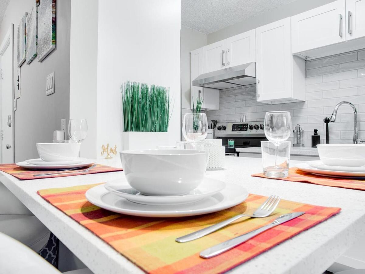 Gorgeous 2Br Condo W Parking Patio Coffee! Calgary Ngoại thất bức ảnh